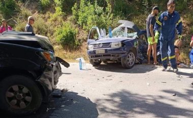 Makinat përplasen “kokë më kokë” në Greqi, humbin jetën dy të rinjtë emigrantë