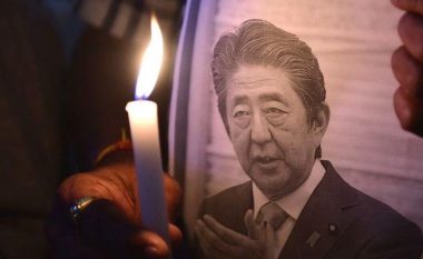 U vra ndërsa mbante një fjalim, japonezët përcjellin sot për në banesën e fundit ish-kryeministrin Shinzo Abe