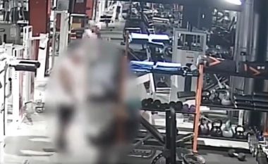 Pamje të frikshme! Shqiptari rreh brutalisht 21-vjeçaren në palestër me grushte, shkelma e pesha, ndërdyjnë karabinierët (VIDEO)