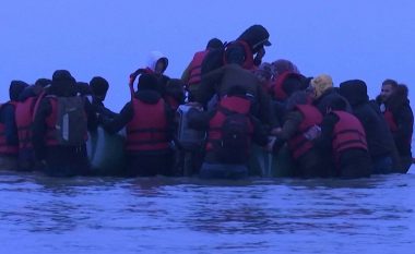 Burra, gra e fëmijë me gomone drejt Anglisë, shpëtohen nga mbytja 48 emigrantë, shumica shqiptarë