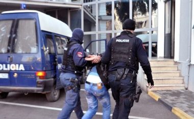 Kanosi nënën e tij me thikë, arrestohet 33-vjeçari në Lushnjë