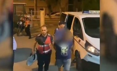 EMRAT/ Lëvizte me pistoletë me silenciator në makinë, arrestohen dy shokët në Tiranë (VIDEO)