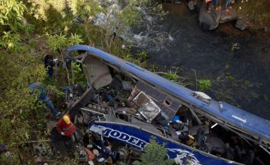 Aksident tragjik në Kenia, autobusi bie nga ura, ndërrojnë jetë 30 pasagjerë