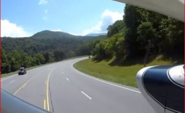 Piloti kthen autostradën në pistë aeroporti, bën uljen e frikshme mes makinave (VIDEO)