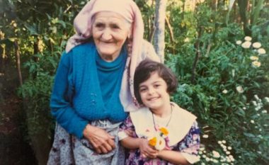 Sot e njeh gjithë bota, e famshmja shqiptare 28 vite më parë, prezanton krenare gjyshen e saj (FOTO LAJM)