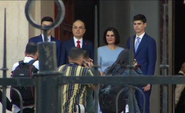 Mbaron ceremonia, Bajram Begaj së bashku me familjen futen në Presidencë