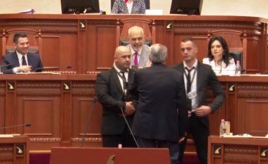 Plas në Kuvend, Berisha i shkon Ramës te karrigia: O i pafytyrë (VIDEO)