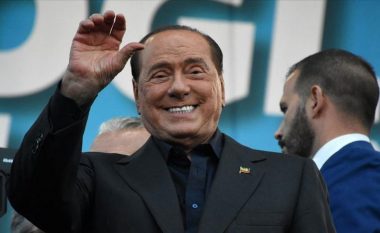 Berlusconi shfrenon fantazinë, u premton lojtarëve një autobus plot femra (VIDEO)