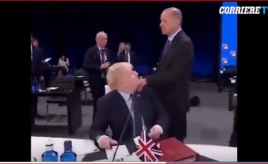 Samiti i NATO-s, momenti kur Boris Johnson trembet kur Erdogan i hedh duart mbi supe (VIDEO)