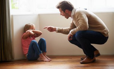 Dëmi psikologjik që e shoqëron gjithë jetën, ja 5 efektet negative që i shkaktoni fëmijës kur i bërtisni