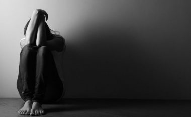 Depresivët vuajnë nga ndjenja e fajit dhe vetakuzimit