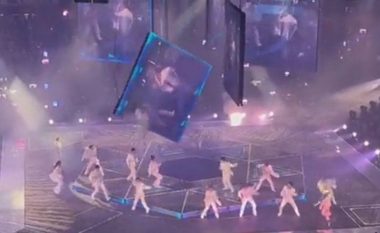Ulërima e tronditje, tmerrohen fansat, momenti kur ekrani i madh bie mbi balerinët në koncert (VIDEO)