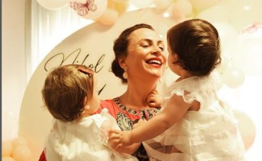 Vajzat binjake bëjnë 1 vjeç, Eni Vasili publikon pamjet nga festa speciale e vogëlusheve (FOTO LAJM)