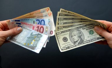 Rënia e monedhës Euro nuk ndalet, barazohet me dollarin, si preken kreditë