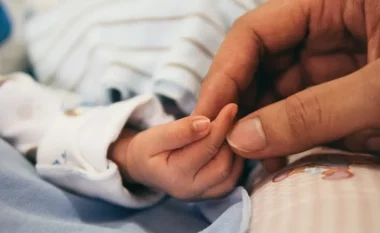 Mjeku mori përsipër ta operonte, kirurgu grek i preu dy gishta foshnjës 15-muajsh, dënohet me burg