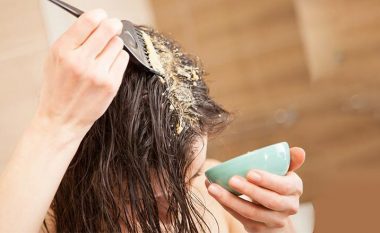 Nëse ju bien flokët, bëni këtë trajtim në shtëpi: Rigjeneroni flokët me tre përbërës