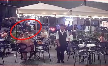 Grabitësi në Napoli i vë armën në kokë turistit, i merr orën dhe ia kthen për 5 minuta: Është false, s’ia vlen (VIDEO)