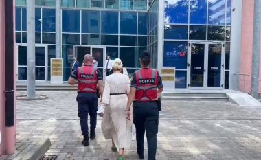 Me fustan të bardhë dhe sandale jeshile, momenti kur mbërrin në GJKKO gjyqtarja e korruptuar e Elbasanit