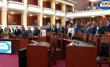Kuvendi mban një minutë heshtje për viktimat e gjenocidit serb në Srebrenicë, Balla: T’i lëmë menjanë agjendat politike