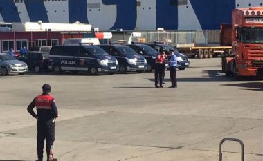 Dyshohet se janë vjedhur në Itali, sekuestrohen 3 automjete në Portin e Durrësit, arrestohet 53-vjeçari
