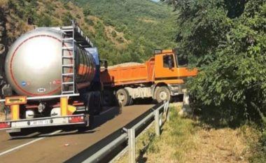 Marrëveshja e reciprocitetit, serbët dalin kundër, bllokojnë rrugët me kamionë në veri të Kosovës