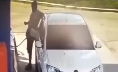 Ndezi çakmakun duke furnizuar makinën me karburant, burri merr flakë (VIDEO)