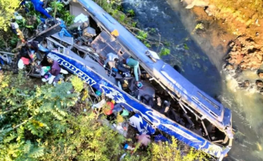 Autobusi bie nga 40 metra lartësi, 34 pasagjerë të vdekur