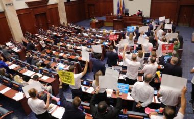 Fishkëllima, brohoritje dhe pankarta, vazhdon debati rreth propozimit francez në parlamentin maqedonas