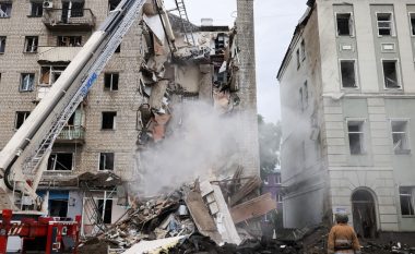 Sulmi me raketa në ndërtesën e banimit në Ukrainë, 19 të vdekur