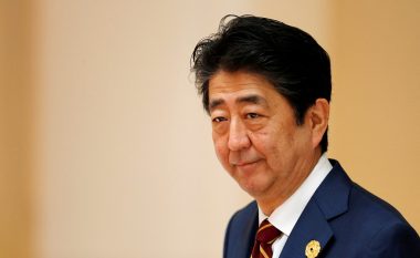 U qëllua me armë teksa po mbante një fjalim, ndërron jetë ish-kryeministri japonez