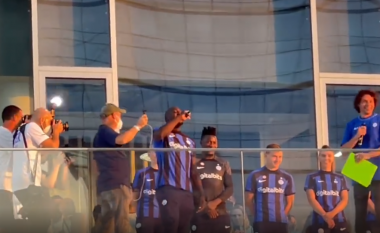 Lukaku “çmend” Milanin me veprimin e tij përpara tifozëve zikaltër (VIDEO)