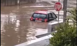 Moti i keq në Greqi, përmbyten rrugët në Selanik, makinat “notojnë” mes qytetit(VIDEO)