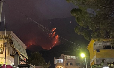 Vijojnë flakët e zjarrit në malin e Çikës, largohen turistët