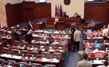 Tensione në Kuvendin maqedonas, deputeti i majtë përplaset fizikisht me kolegun e LSDM (VIDEO)