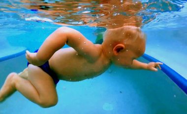 Mjekët shuajnë dyshimet: Në çfarë moshe mund të lahet një fëmijë në det