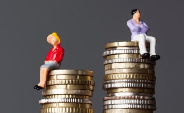 Si u paguan burrat dhe gratë në 2021, vetëm drejtueset femra fitojnë më shumë se meshkujt