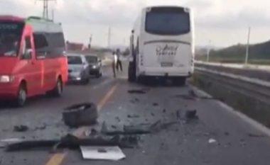 Aksident i rëndë, makina përplaset me autobuzin, dy të vdekur dhe dy fëmijë të lënduar