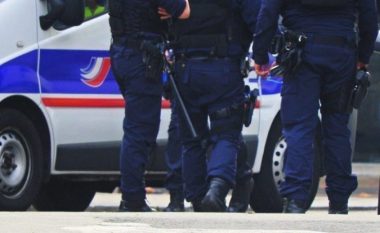Panik në Francë, pas sherrit shqiptari ndjek me thikë luftarake dy persona