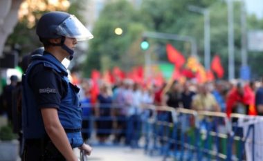 Propozimi francez në Kuvendin e Maqedonisë së Veriut, opozita vijon protestat, policia masa të rrepta sigurie