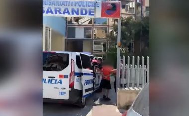 Po transportonte 5 emigrantë të paligjshëm, momenti kur arrestohet 33-vjeçari (VIDEO)