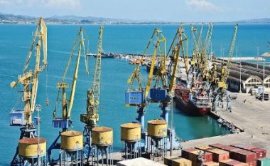 Dyshime për lëndë narkotike në portin e Durrësit, hapen kontenierët me banane, shoqërohen 30 punonjës të sigurisë