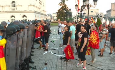 Dhuna para Kuvendit maqedonas gjatë protestave kundër propozimit francez, dënohen me burg 7 protestues