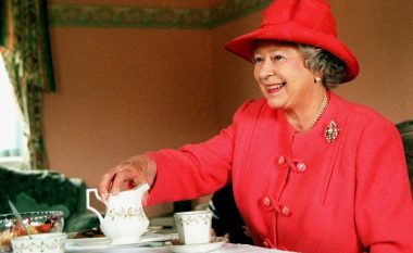Mbretëresha është Mbretëresha, Britania “digjet” në temperatura ekstreme, Elizabeth e përballon me çaj të nxehtë