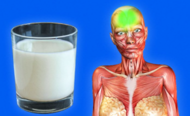 Studimi i fundit/ Konsumoni një gotë qumësht para se të flini, 5 efektet që as nuk i kishit menduar