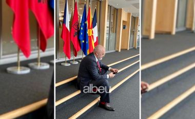 Me çorapë e kollare të kuqe, Rama ulet në shkallë pas çeljes zyrtare të negociatave me BE (VIDEO)