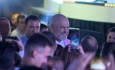 Albeu: LIVE/ Me mijëra në sheshin Skënderbej, koncerti nxjerr “Tiranën” nga shtëpitë