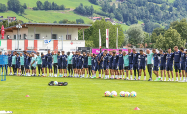 Lajm i hidhur për Schalke 04, tifozi i tyre gjendet i pajetë në kampin stërvitor