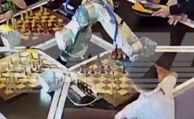 Ishin duke luajtur shah, momenti kur roboti i thyen gishtin 7-vjeçarit (VIDEO)