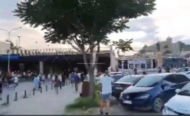Protesta në Shkup sot nisi me përleshje dhe të shtëna me armë zjarri (VIDEO)