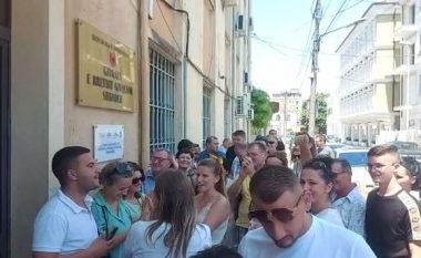 Lirohen 14 policët në Shkodër, vendimi i gjykatës pritet me brohoritje e duartrokitje nga qytetarët (VIDEO)